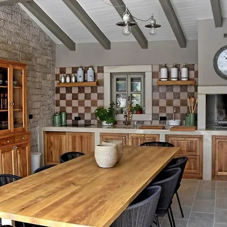 Villa Beautiful Zita With Pool In Pican Kršan