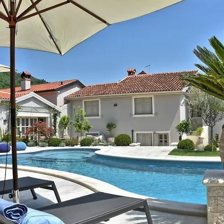 Beautiful Zita With Pool In Pican